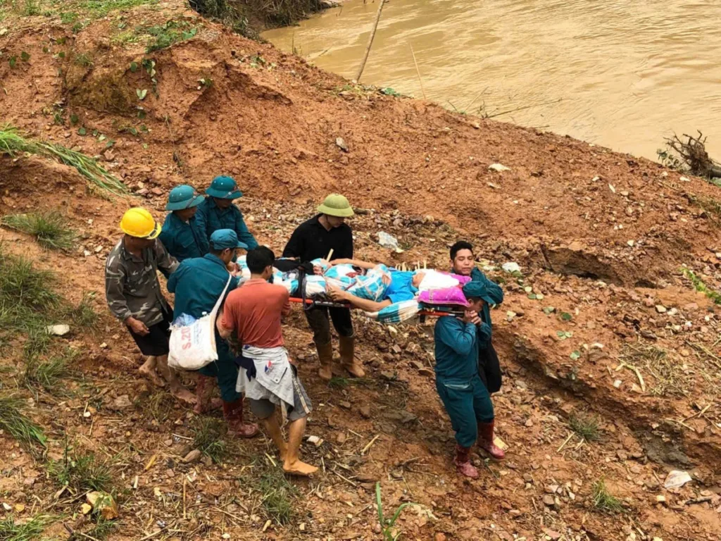 Đường vào vùng lũ Nậm Lúc đang bị chia cắt, nên lực lượng cứu hộ cứu nạn vẫn phải đi bộ vượt rừng hơn 3 tiếng đồng hồ mới tiếp cận được đến điểm sạt lở