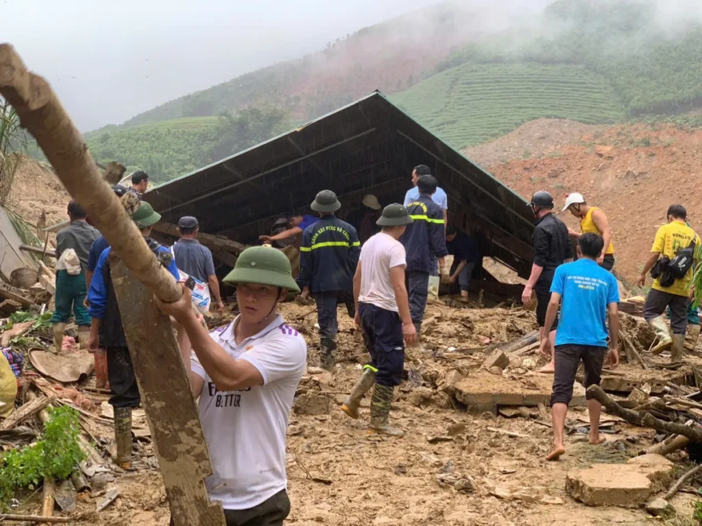Lực lượng cứu hộ cứu nạn tham gia tìm kiếm người mất tích ở xã Nậm Lúc