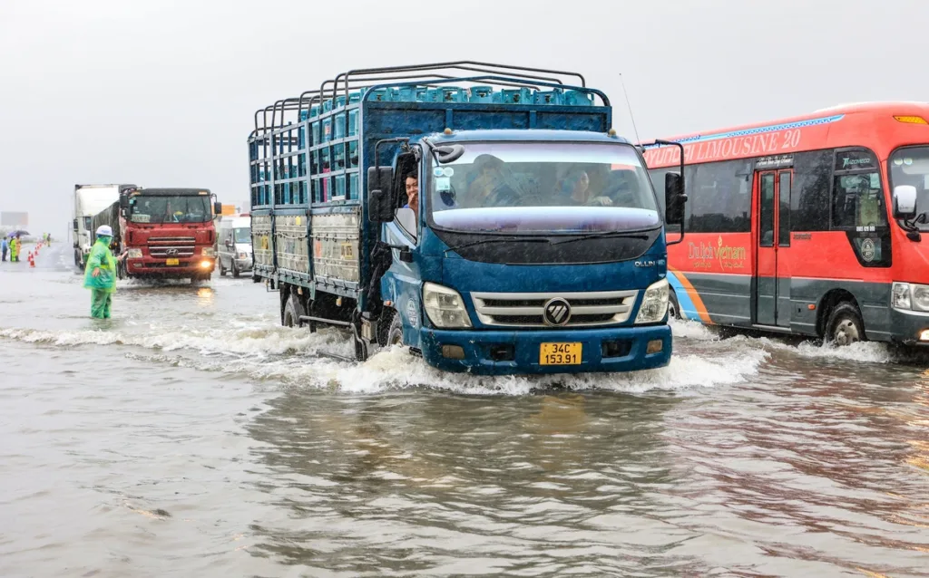 Cao tốc Pháp Vân - Cầu Giẽ bị ngập sang ngày thứ 3 vì nước từ đồng ruộng tràn vào